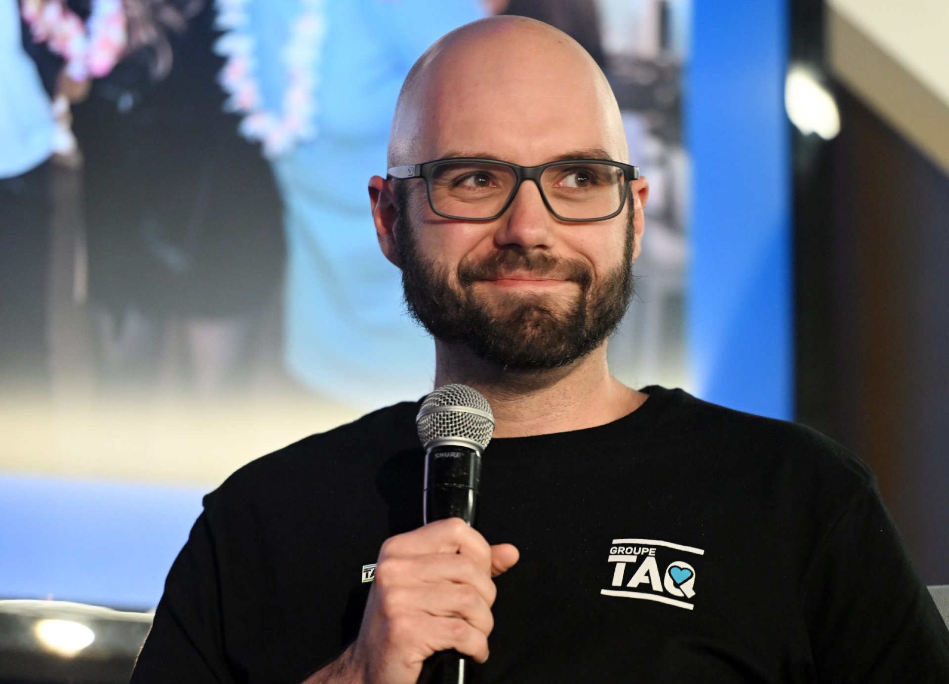 Raphaël, employé depuis 6 ans chez TAQ, prend la parole lors de l'entrevue qui a du coeur présentée dans le cadre du lancement de la grande campagne d'obligations communautaires de Groupe TAQ.