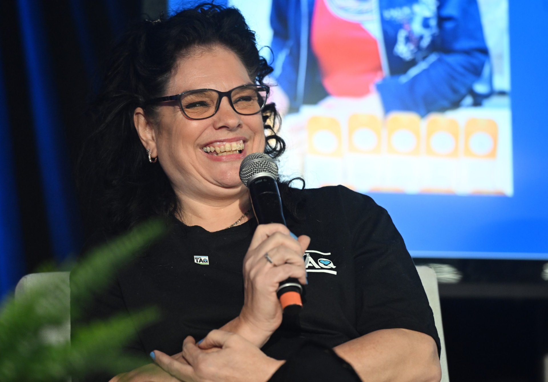 Manon Boisvert, employée depuis 31 ans chez TAQ, prend la parole lors de l'entrevue qui a du coeur présentée dans le cadre du lancement de la grande campagne d'obligations communautaires de Groupe TAQ.