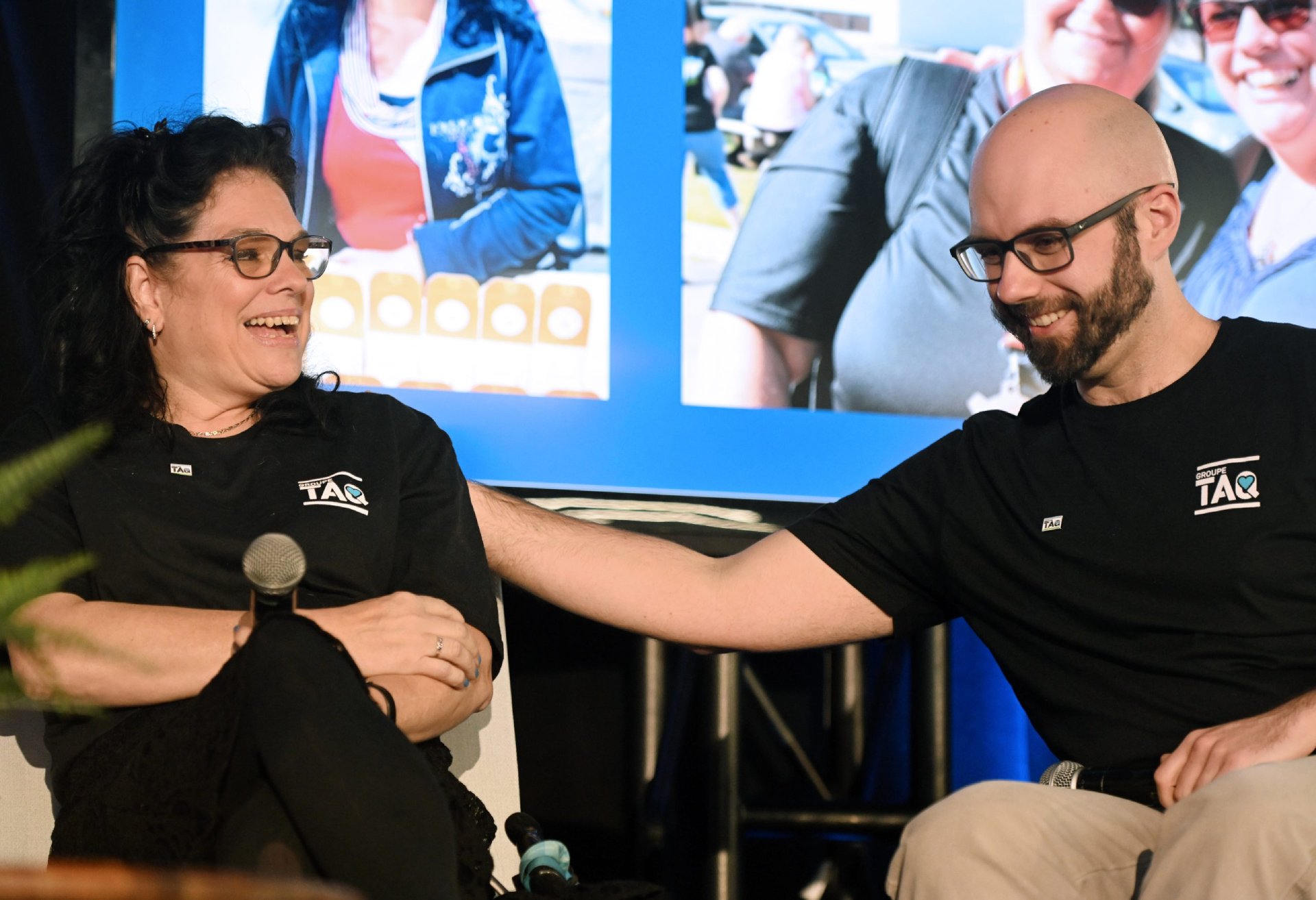 Manon et Raphaël, deux employés de Groupe TAQ rient ensemble lors de l'entrevue qui a du coeur présentée dans le cadre du lancement de la grande campagne d'obligations communautaires de Groupe TAQ.