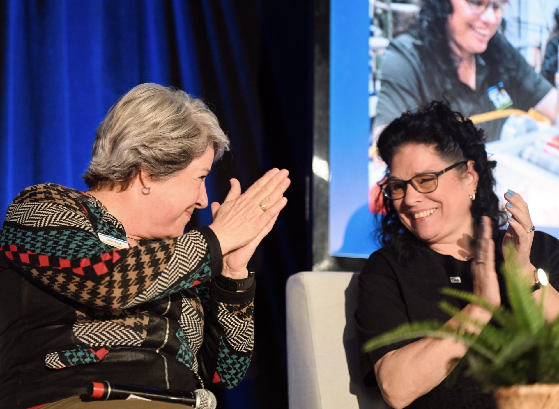 Mme Boiteau et Manon qui s'applaudissent lors de leur participation à l'entrevue qui a du coeur présentée dans le cadre du lancement de la grande campagne d'obligations communautaires de Groupe TAQ.