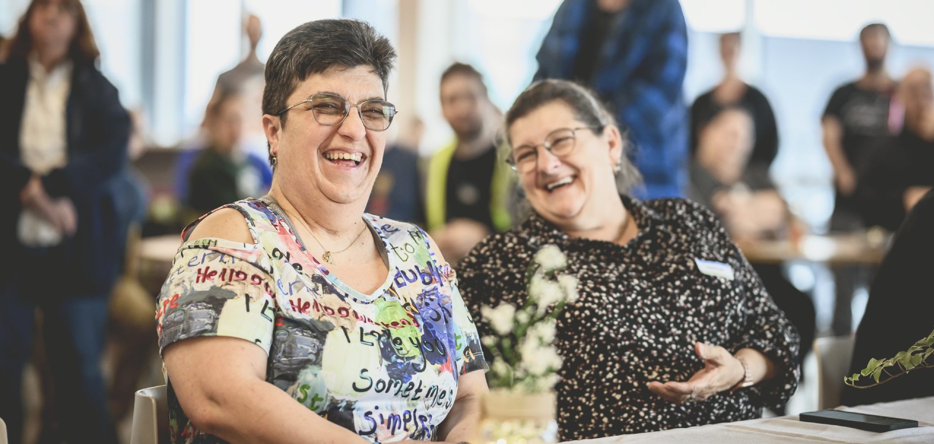 Portraits de Monique et d'un membre de sa famille lors de la remise d'un prix reconnaissance chez Groupe TAQ